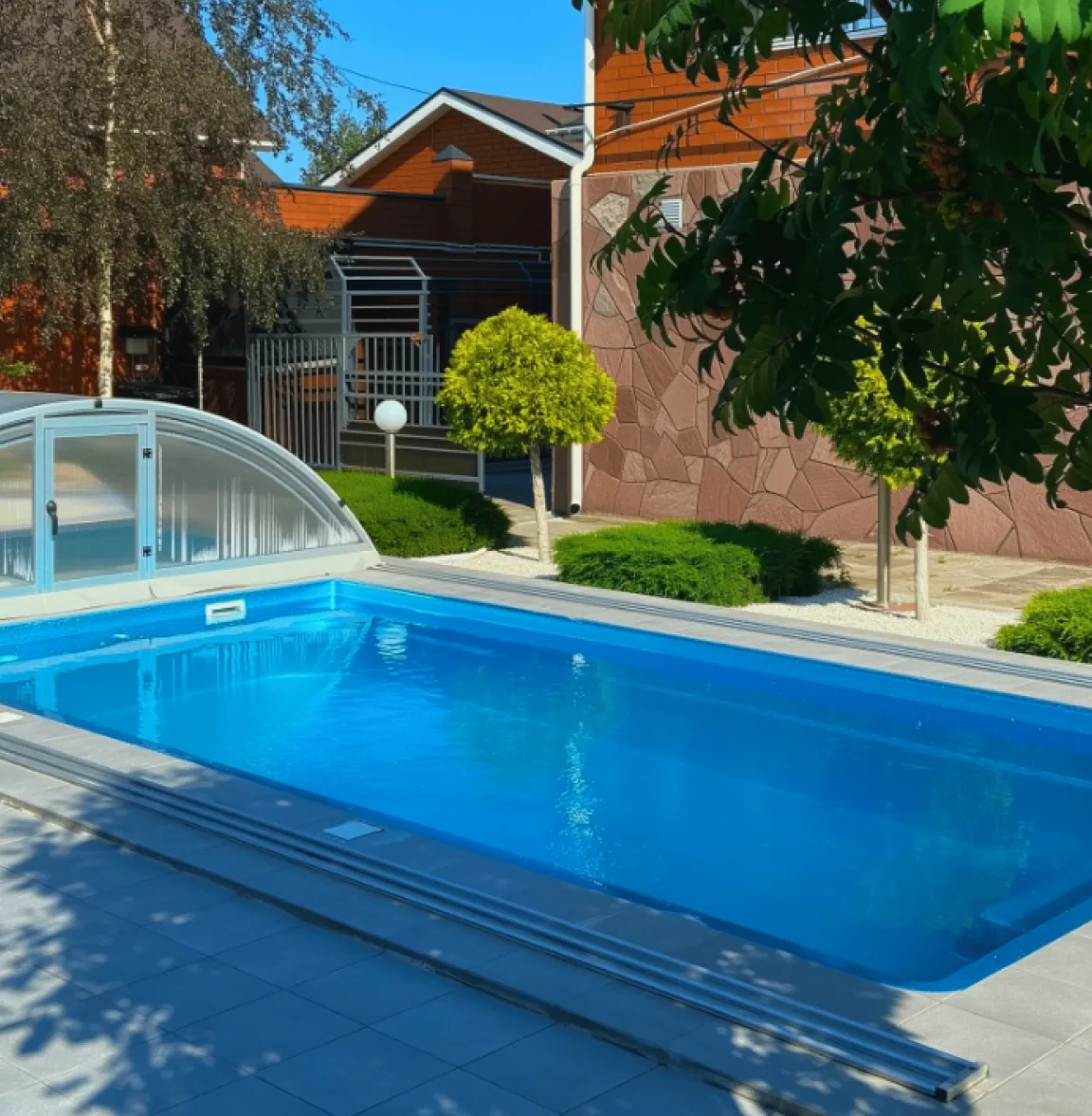 На улице вровень с площадкой